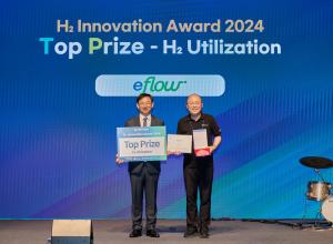 Charlie Suhan Youn, CEO of EFlow, receiving the Top Prize in Utilization at the H2 Innovation Award