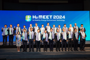 Nam-hoon Kang, Chairperson of the H2 MEET Committee, Nam-ho Choi, 2nd Vice Minister of Energy, Jong-bae Lee and Tae-ho Jung, co-chairs of the National Assembly's Hydrogen Economy Forum, Jae-hong Kim, Chairman of H2 KOREA, and Jaehoon Chang, CEO of Hyundai Motor Company