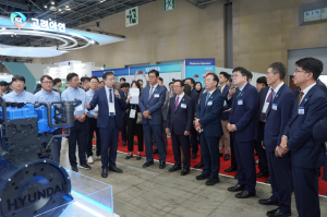 Nam-hoon Kang, Chairperson of the H2 MEET Committee, Nam-ho Choi, 2nd Vice Minister Energy, Jong-bae Lee and Tae-ho Jung, and Jae-hong Kim, Chairman of the Korea Hydrogen Alliance, toured HD Hyundai's booth at H2 MEET 2024