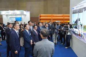 Nam-hoon Kang, Chairperson of the H2 MEET Committee, Nam-ho Choi, 2nd Vice Minister Energy, Jong-bae Lee and Tae-ho Jung, and Jae-hong Kim, Chairman of the Korea Hydrogen Alliance, toured HYNET's booth at H2 MEET 2024