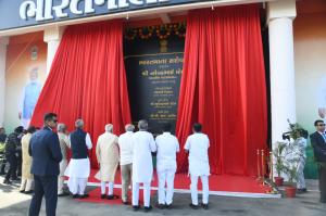 Prime Minister Modi inaugurates Bharatmata Sarovar alongside Savji Dholakia and other dignitaries.