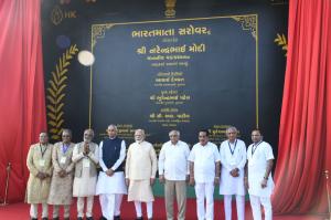 Hon'ble Prime Minister of India, Shri Narendrabhai Modi inaugurates Bharatmata Sarovar with Savjibhai Dholakia and dignitaries, symbolising a commitment to sustainable development.