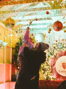 Une mère et sa fille jouent avec le décor du Grand Marché de Noël de Montréal