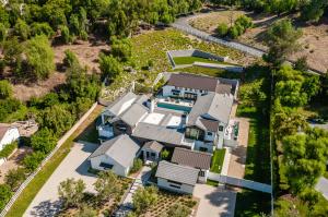 Stunning modern estate in prestigious Hidden Hills