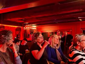 Audience members at Berlin Science Week engaged in a dialogue about decision-making, reflecting on how shifts in context and culture influence choices and personal growth.