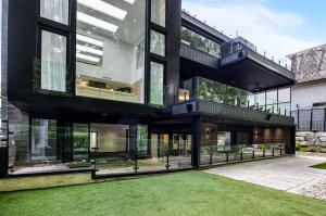 Masterfully designed ultra-modern estate in Edenbridge, Toronto