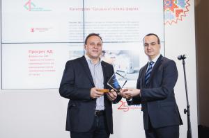 Chavdar Zlatev, Member of the Board and Executive Director of Fibank, presents an award