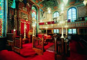 The Conservancy provides exclusive tours to the LES' historic and beautiful Bialystoker Synagogue