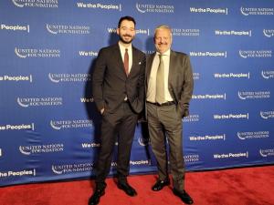 Um grupo de líderes globais, agentes de mudança e visionários no palco durante a Gala "We The Peoples" da ONU, simbolizando a unidade e o compromisso compartilhado com as metas de desenvolvimento sustentável.