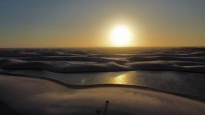 Pôr do sol sobre as dunas e lagoas dos Lençóis Maranhenses, um Patrimônio Mundial da UNESCO no Brasil.