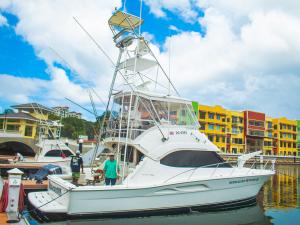 Introducing the Rickdiculous 43 Ft – a stunning luxury fishing yacht in the Blue Marlin Sport Fishing fleet, located in beautiful Papagayo. This exceptional vessel is crafted for both comfort and performance, featuring cutting-edge electronics and a high-