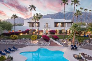 Trophy Tucson gated property with one of the city’s largest pools