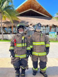 Bomberos en día de apreciación Dolphin Discovery