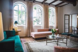 Spacious,  furnished apartment at Villa Carlotta, a restored landmark building in Hollywood's Franklin Village, welcomes guests for flexible mid-term stays of 30 days or longer.