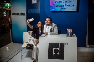 Juan Carlos Arteaga firmando su libro en la FIL Guadalajara