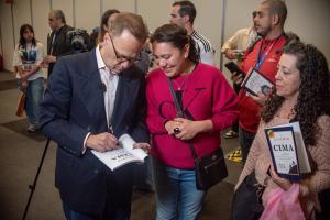 Chuck Garcia firmando su libro en la FIL Guadalajara