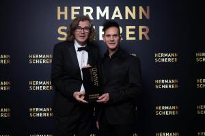 Der Berliner Fotograf Andreas Bromba hat in Dresden den Internationalen Speaker Award gewonnen, Deutschlands Speaker-Legende Hermann Scherer überreicht die begehrte Auszeichnung an Andreas Bromba