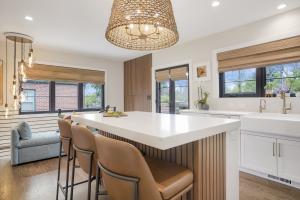 Kitchen design with warm tones in Denver, Colorado