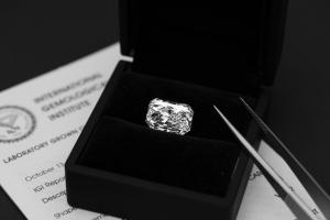 Exceptional Jewelry Craftsmanship in New York City: RobinHood Diamonds has a remarkable design, production, and management team that collaborates seamlessly to create enduring and unforgettable jewelry.