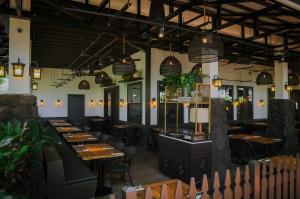 Scotty Browns Poipu Patio