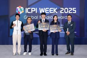 Editor-in-Chief Daniel Fan of Technology Finance Bureau (left) with award-winning companies