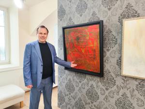 Heinz Playner next to the artwork by Rebeccah Klodt