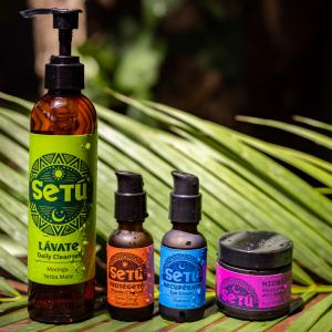 Setú skincare products arranged in a row, labeled Lávate (Cleanse), Protégete (Protect), Hidrátate (Hydrate), and Recupérate (Recover), showcasing the brand's natural ingredients and commitment to men's personal care with a modern, Latin-inspired design