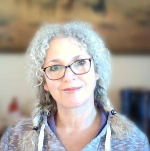 Patricia Bossano. Galardonada prosista de ficciones filosóficas, literatura artesanal y merodeos sobrenaturales sin inteligencia artificial. Patricia reside en California con su familia y allí compone sus obras.