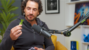 Podcast host Alex Perry taste tests the difference between organic and non-organic lettuce.