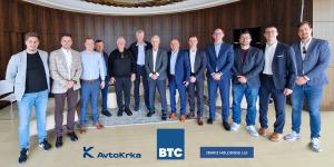 LynxCraft team with the investors
