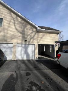 installing and repairing garage doors