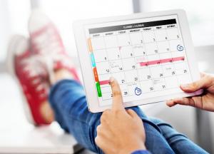 Digital tablet with visible calendar interface, reflecting a user-friendly scheduling process.