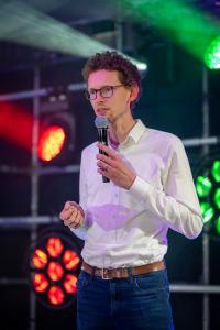 speaker Buchwitz on stage, empowering audience