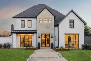 Set on a generous lot in Preston Hollow, the five-bedroom, six-bath residence at 4330 Ridge Road offers multiple living and entertaining areas.