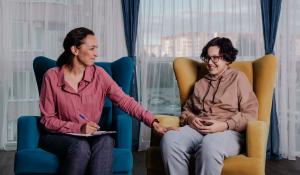 female-psychologist-is-consulting-teenage-patient