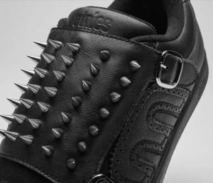 Close-up of the etnies Hardwired Kingpin’s leather vamp packed with conical metal spikes, etched etnies logo and chrome buckle.