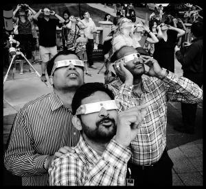 hombres mirando el eclipse solar
