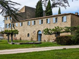 The magnificent Château St. Pierre de Méjans – your elegant new home in the heart of Provence.