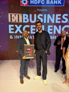 Dr. Mohana Rao Patibandla receiving the ET Business Excellence Award from Bollywood actor and Guest of Honour, Kunal Kapoor