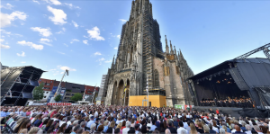 ViennaSymphonyOrchestralivepremieresComposerFrankWildhornsOdessaSymphonieinUlmMunsterplatz