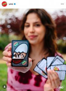 With a distinguished and iconic look, Viandka Carrillo became one of the official faces of UNO: No Mercy, a national and international campaign that highlighted her presence as both an actress and cultural figure with global appeal.